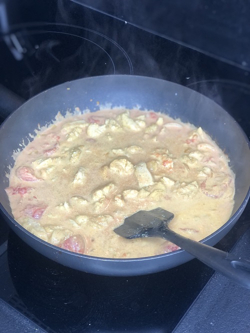 préparation du Curry de poulet indien